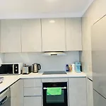 Elysia Park B7- 2 Modern Bedrooms , Pool, Gym, Center Apartman *