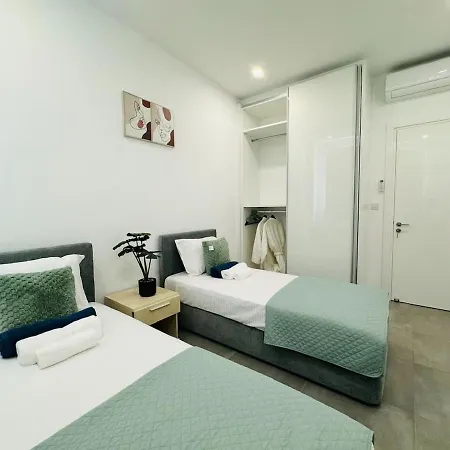 Sunny 2-bedroom - Pool, Gym & Balcony Views - Elysia Park- Center Apartment