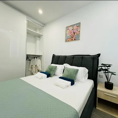 Apartment Sunny 2-bedroom - Pool, Gym & Balcony Views - Elysia Park- Center Paphos