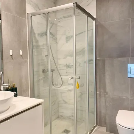 Sunny 2-bedroom - Pool, Gym & Balcony Views - Elysia Park- Center Apartment