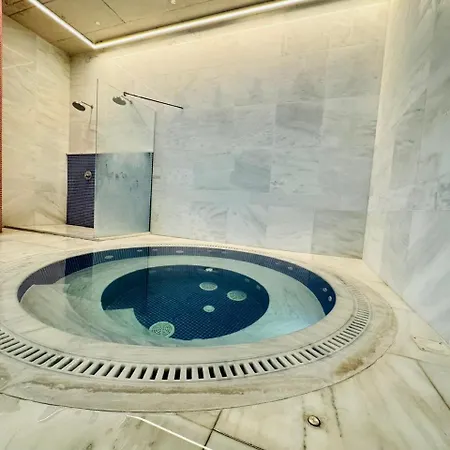 Sunny 2-bedroom - Pool, Gym & Balcony Views - Elysia Park- Center