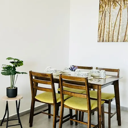 Sunny 2-bedroom - Pool, Gym & Balcony Views - Elysia Park- Center *