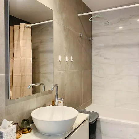 Sunny 2-bedroom - Pool, Gym & Balcony Views - Elysia Park- Center