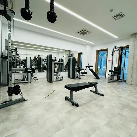 Sunny 2-bedroom - Pool, Gym & Balcony Views - Elysia Park- Center