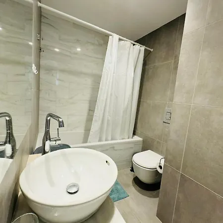Sunny 2-bedroom - Pool, Gym & Balcony Views - Elysia Park- Center Apartment