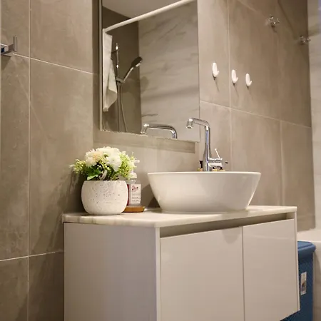 Elysia Park 7- 2 Modern Bedrooms , Pool, Gym, Center דירה פאפוס