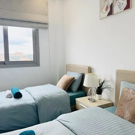 Elysia Park 7- 2 Modern Bedrooms , Pool, Gym, Center * פאפוס