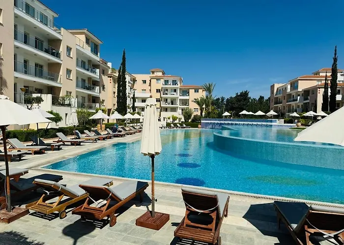 2 Cozy Bedrooms , Center, Indoor And Outdoor Pool , Gym - Elysia Park 7 Paphos